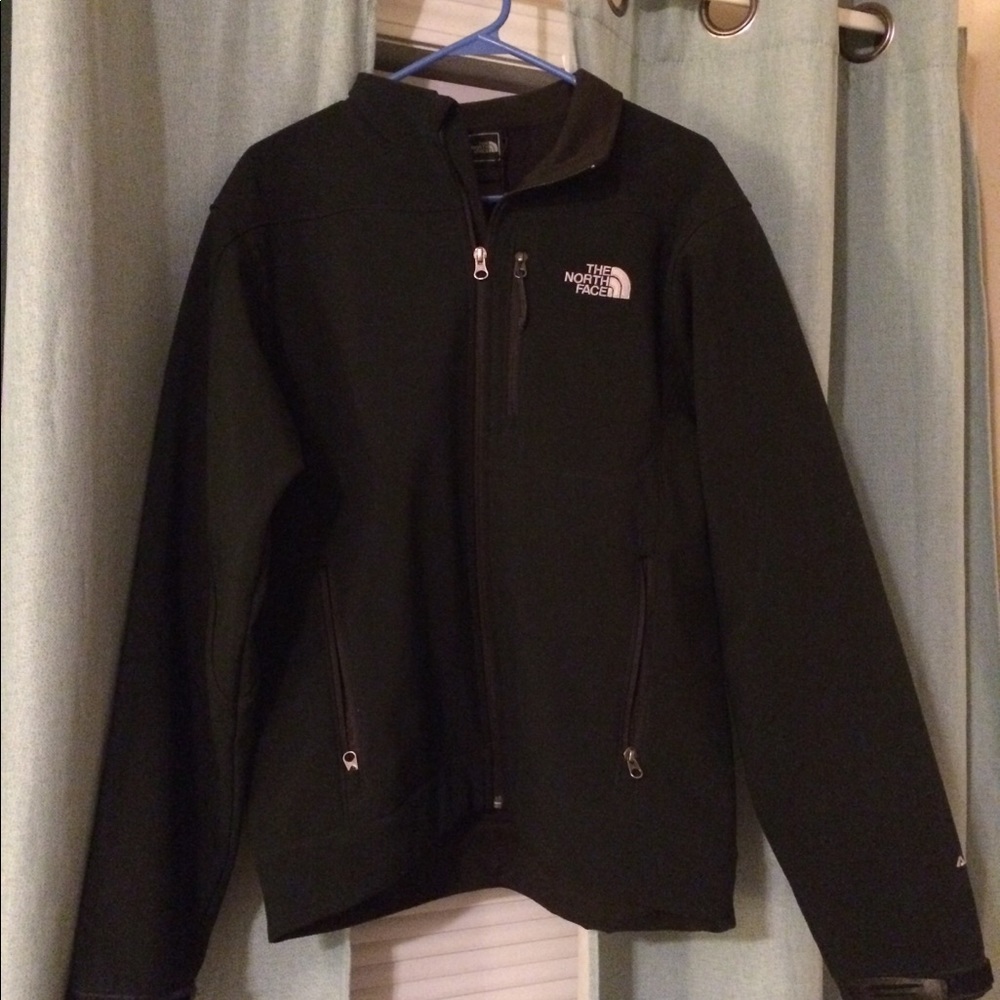 North Face men’s Apex Windbreaker